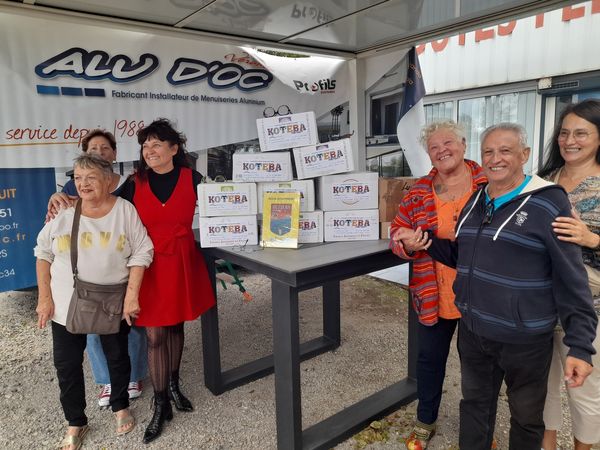 Remise de lunettes collectées par nos amis Kotéba